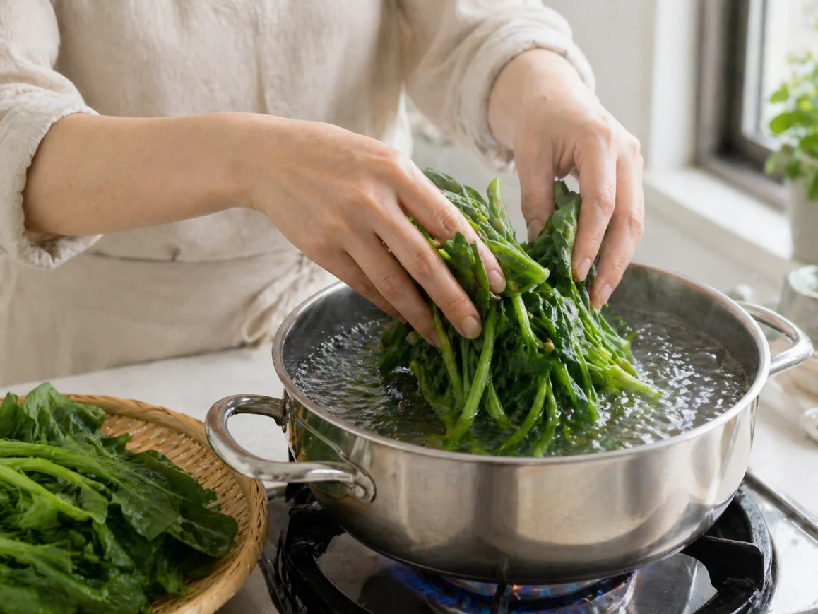 끓는 물이 담긴 냄비에 취나물을 넣어 데치는 조리 과정