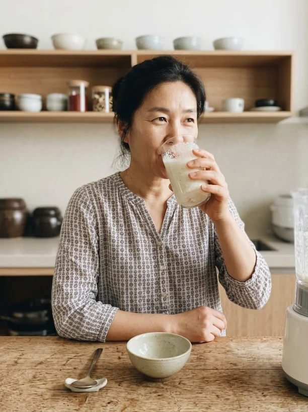 마를 갈아 마시는 모습